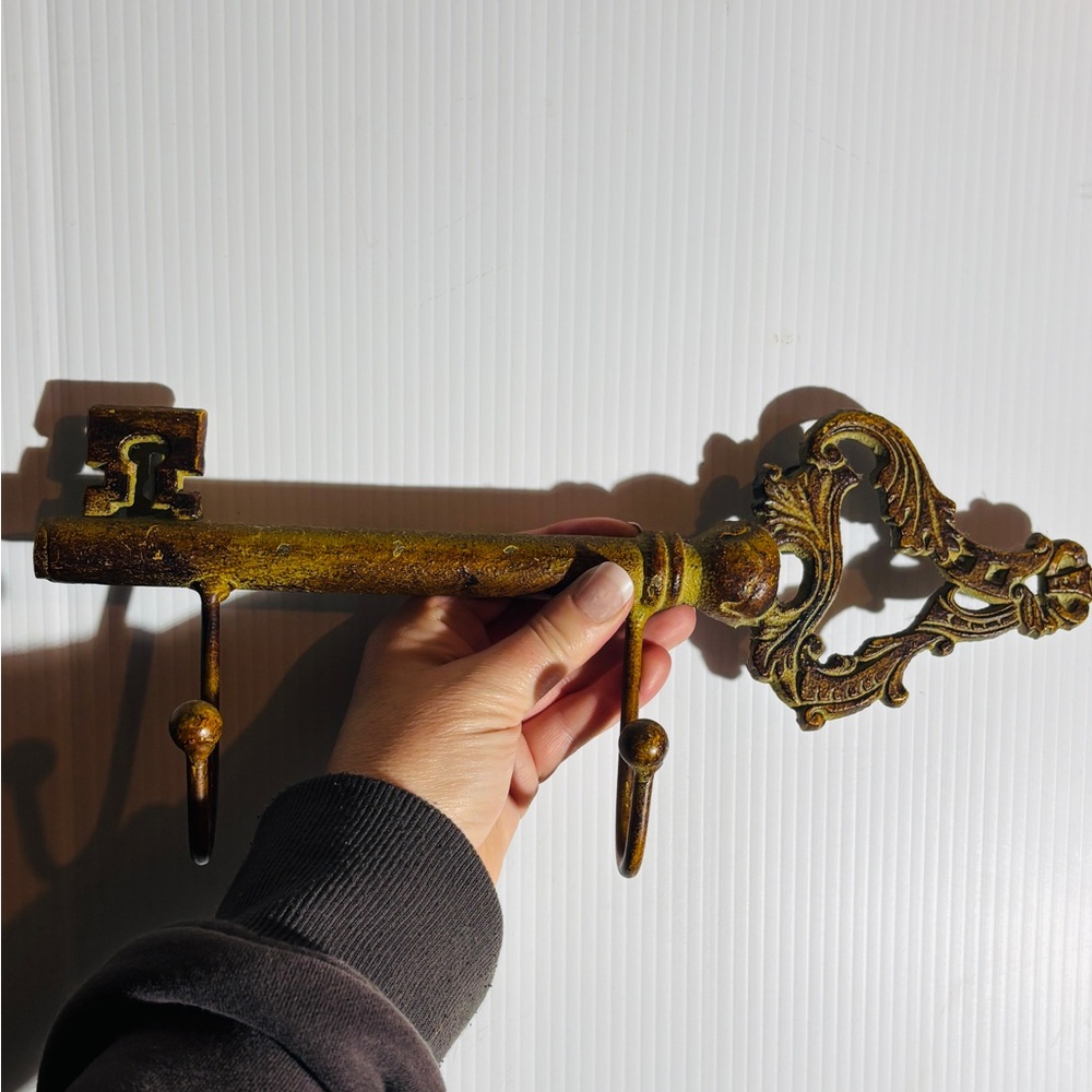 Vintage skeleton key cast iron wall holder